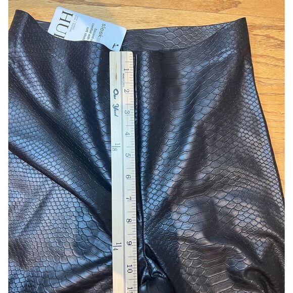 HUE Sleek Effects Black Crocodile Skin Design Soft Stretch Leggings Sz S NWT - Picture 13 of 16